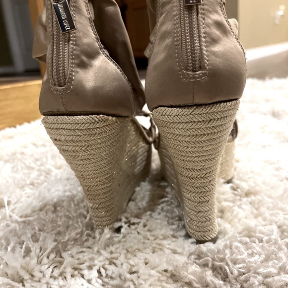 Jennifer Lopez Espadrilles 4” heels Size 8 Gold/Tan - Picture 5 of 7